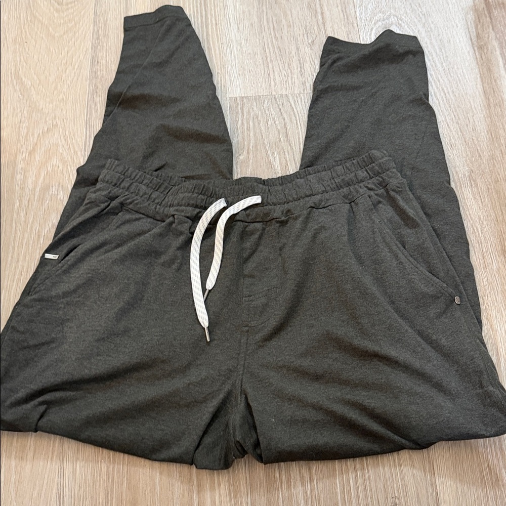 Vuori green jogger